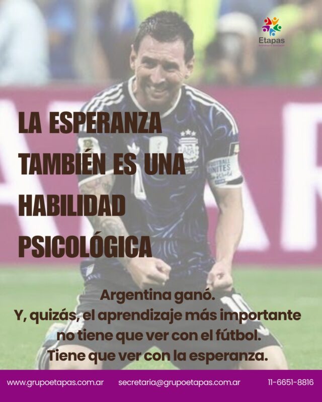 Argentina ganó. Y eso nos alegra. Pero quizás el aprendizaje más profundo no está en el resultado, sino en el camino.Vivimos en una cultura que suele asociar la esperanza con el optimismo: creer que todo saldrá bien.Sin embargo, desde las terapias contextuales, la esperanza tiene un significado diferente.No es una garantía de éxito. Es la disposición a seguir avanzando hacia aquello que valoramos, incluso cuando el futuro es incierto.Esperanza es estudiar sin saber cómo te irá en el examen.Es iniciar un tratamiento sin conocer el desenlace.Es criar, amar, emprender o pedir ayuda sin tener todas las respuestas.En ACT hablamos de "acción comprometida": elegir conductas alineadas con nuestros valores aunque aparezcan el miedo, la ansiedad o la duda.En DBT trabajamos habilidades para "construir una vida que valga la pena ser vivida", aprendiendo a tolerar el malestar sin dejar que dirija nuestras decisiones.Quizás la esperanza no sea esperar que todo salga bien.Quizás sea confiar en que, pase lo que pase, podemos responder de una manera coherente con la persona que queremos ser.Porque el resultado nunca está completamente bajo nuestro control.Lo que sí está en nuestras manos es cómo elegimos jugar el partido de nuestra propia vida.💙 ¿Qué decisión valiosa estás sosteniendo hoy, aunque todavía no sepas cómo va a terminar?